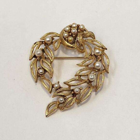 Lisner Laurel Leaf Wreath Faux Pearl Brooch Pink Gold Tone Textured Vintage - Picture 1 of 6